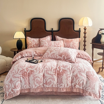 91家纺网 家纺一手货源 找家纺 慕晨 2024新款高克重全消光A类雕花牛奶绒法式风大宽边拼角吊边床单四件套-风格二 图岚朵-珊瑚粉