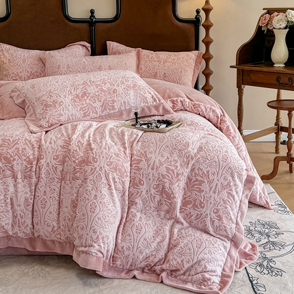 91家纺网 家纺一手货源 找家纺 （总）慕晨 2024新款高克重全消光A类雕花牛奶绒法大宽边拼角吊边床单四件套-风格二