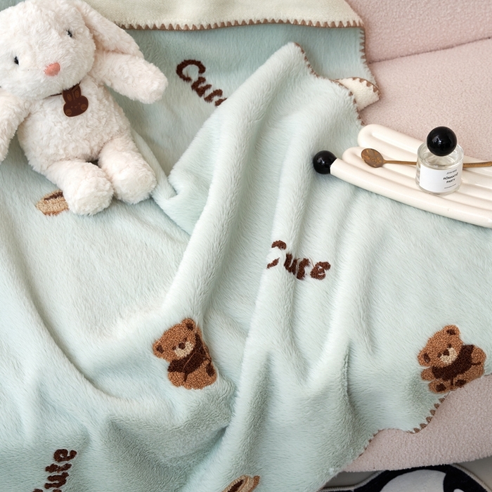 91家纺网 家纺一手货源 找家纺 黛舒家居 2024新款兔毛绒北极绒立体毛巾绣毛毯 小熊蓝