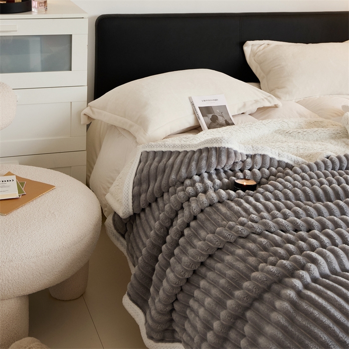 91家纺网 家纺一手货源 找家纺 金喜 2024新款立体抽条提花双面绒毯多用途毛毯办公室午睡毯家用毛毯被  太空灰