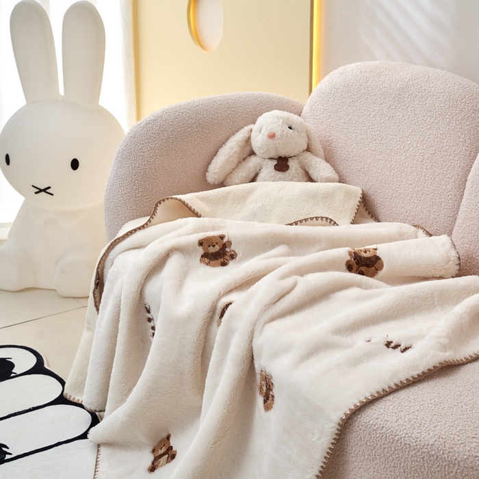 91家纺网 家纺一手货源 找家纺 黛舒家居 2024新款兔毛绒北极绒立体毛巾绣毛毯 小熊白