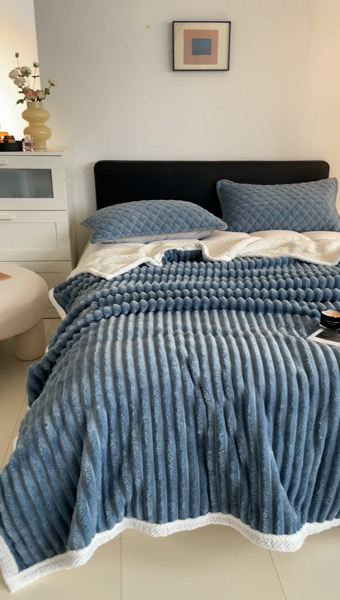 91家纺网 家纺一手货源 找家纺 金喜 2024新款立体抽条提花双面绒毯多用途毛毯办公室午睡毯家用毛毯被  雾霾蓝