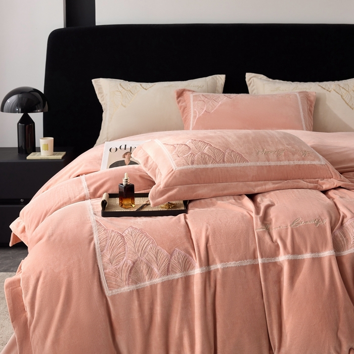 91家纺网 家纺一手货源 找家纺 榻尚家居 2024新款绣花加厚婴肤绒四件套--秋语 秋语  粉