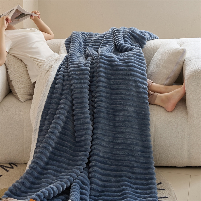 91家纺网 家纺一手货源 找家纺 金喜 2024新款立体抽条提花双面绒毯多用途毛毯办公室午睡毯家用毛毯被  雾霾蓝