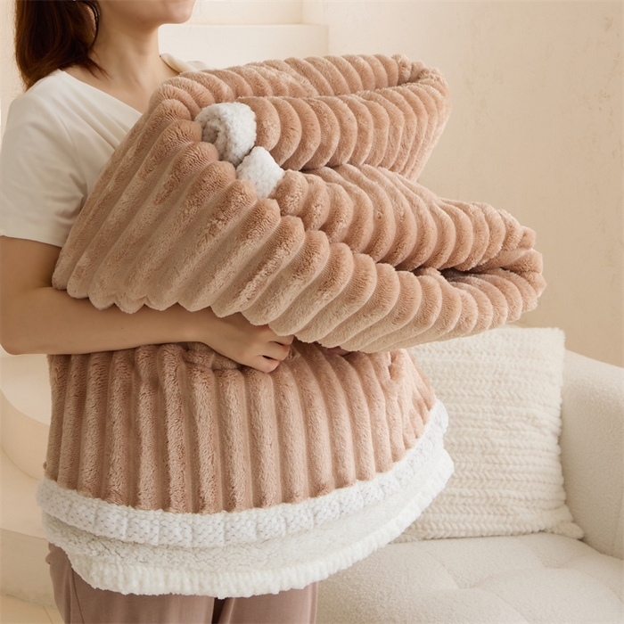 91家纺网 家纺一手货源 找家纺 金喜 2024新款立体抽条提花双面绒毯多用途毛毯办公室午睡毯家用毛毯被  驼色