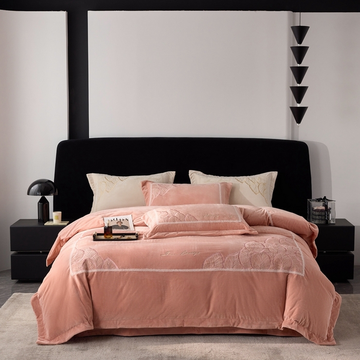 91家纺网 家纺一手货源 找家纺 榻尚家居 2024新款绣花加厚婴肤绒四件套--秋语 秋语  粉