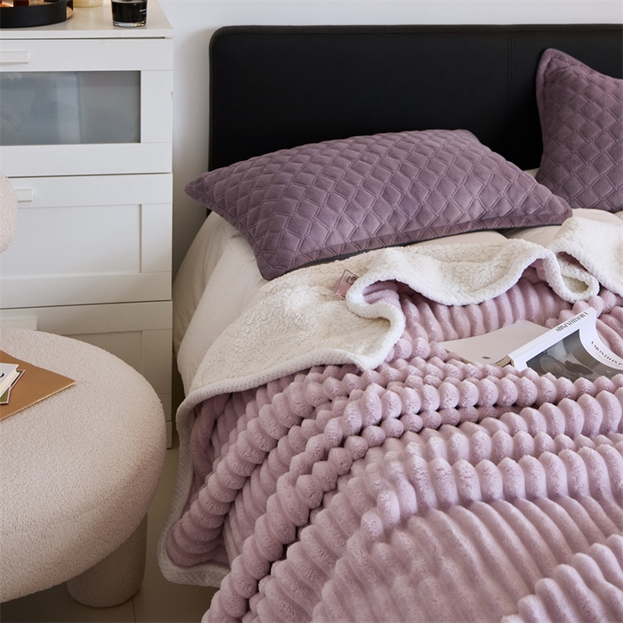 91家纺网 家纺一手货源 找家纺 金喜 2024新款立体抽条提花双面绒毯多用途毛毯办公室午睡毯家用毛毯被  丁香浅紫