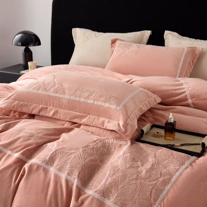 91家纺网 家纺一手货源 找家纺 榻尚家居 2024新款绣花加厚婴肤绒四件套--秋语 秋语  粉