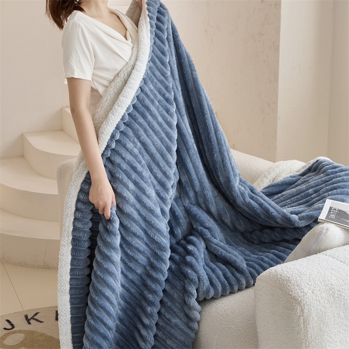 91家纺网 家纺一手货源 找家纺 金喜 2024新款立体抽条提花双面绒毯多用途毛毯办公室午睡毯家用毛毯被  雾霾蓝