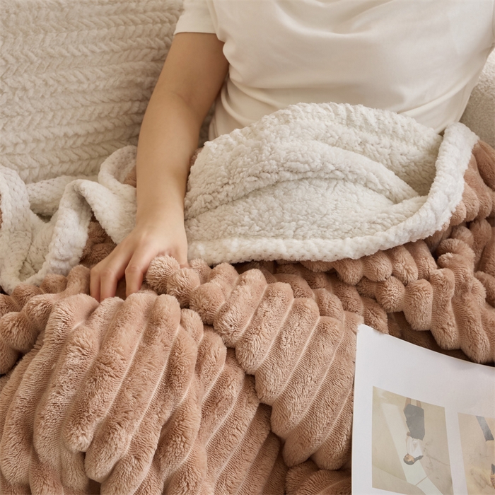 91家纺网 家纺一手货源 找家纺 金喜 2024新款立体抽条提花双面绒毯多用途毛毯办公室午睡毯家用毛毯被  驼色