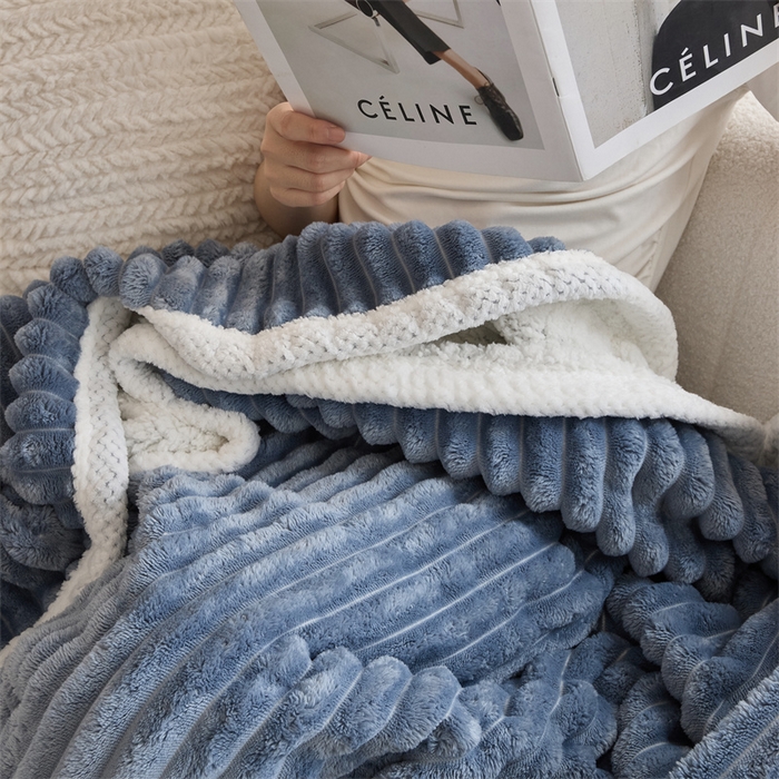 91家纺网 家纺一手货源 找家纺 金喜 2024新款立体抽条提花双面绒毯多用途毛毯办公室午睡毯家用毛毯被  雾霾蓝