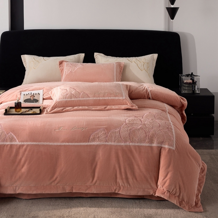 91家纺网 家纺一手货源 找家纺 榻尚家居 2024新款绣花加厚婴肤绒四件套--秋语 秋语  粉