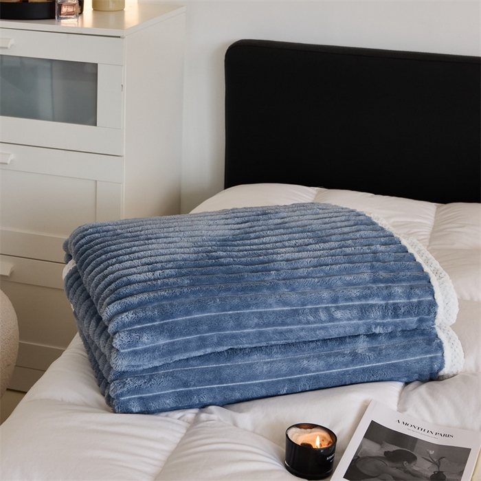 91家纺网 家纺一手货源 找家纺 金喜 2024新款立体抽条提花双面绒毯多用途毛毯办公室午睡毯家用毛毯被  雾霾蓝