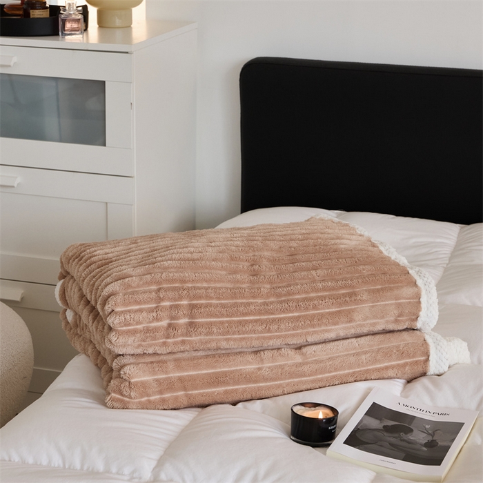 91家纺网 家纺一手货源 找家纺 金喜 2024新款立体抽条提花双面绒毯多用途毛毯办公室午睡毯家用毛毯被  驼色