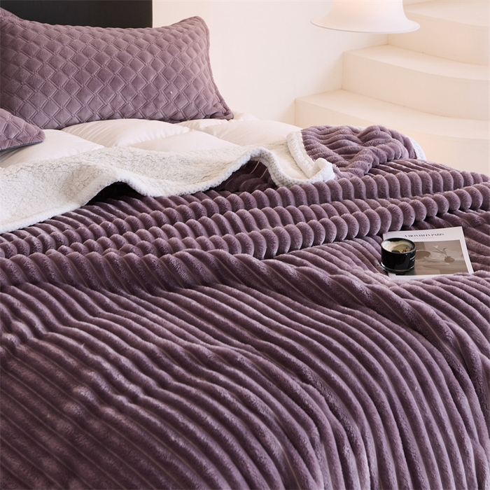91家纺网 家纺一手货源 找家纺 金喜 2024新款立体抽条提花双面绒毯多用途毛毯办公室午睡毯家用毛毯被  萝兰深紫