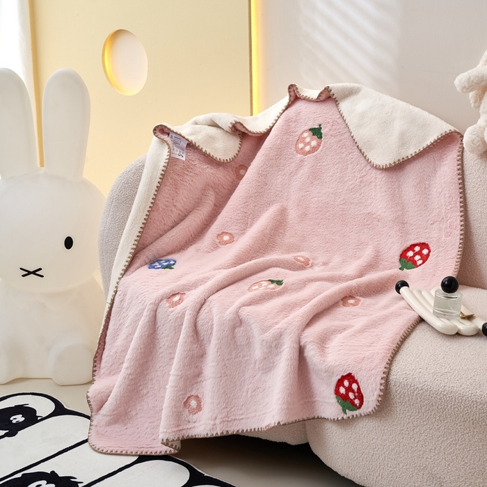 91家纺网 家纺一手货源 找家纺 黛舒家居 2024新款兔毛绒北极绒立体毛巾绣毛毯 草莓粉