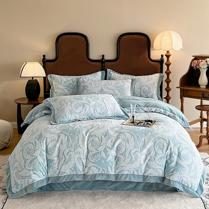 91家纺网 家纺一手货源 找家纺 慕晨 2024新款高克重全消光A类雕花牛奶绒法式风大宽边拼角吊边床单四件套-风格二 图岚朵-柔雾蓝