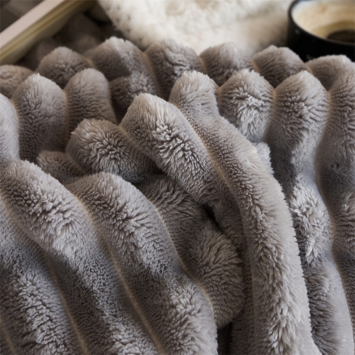 91家纺网 家纺一手货源 找家纺 金喜 2024新款立体抽条提花双面绒毯多用途毛毯办公室午睡毯家用毛毯被  太空灰