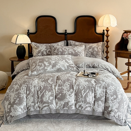 91家纺网 家纺一手货源 找家纺 慕晨 2024新款高克重全消光A类雕花牛奶绒法式风大宽边拼角吊边床单四件套-风格二 艾琳-石灰