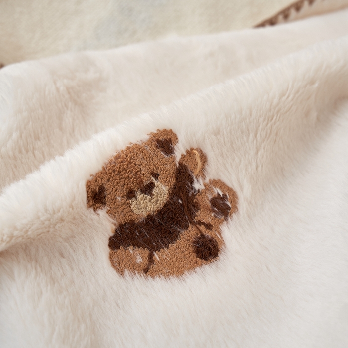 91家纺网 家纺一手货源 找家纺 黛舒家居 2024新款兔毛绒北极绒立体毛巾绣毛毯 小熊白