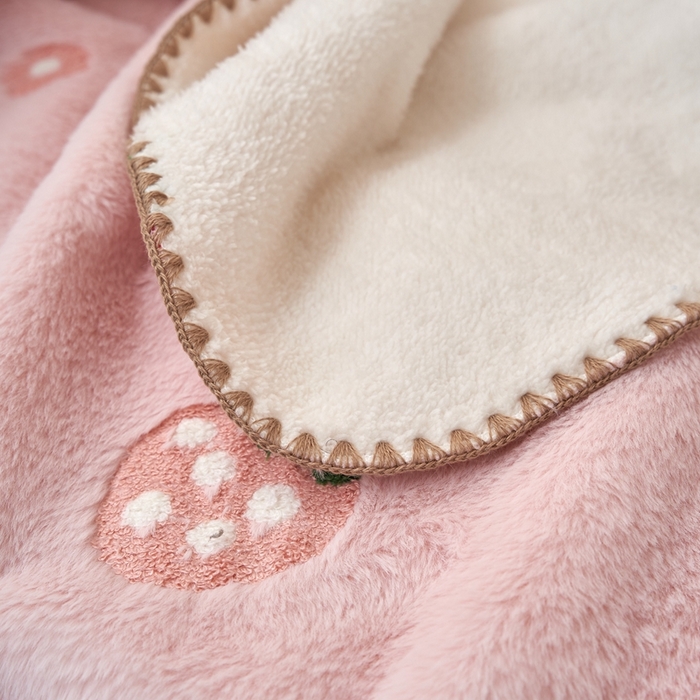 91家纺网 家纺一手货源 找家纺 黛舒家居 2024新款兔毛绒北极绒立体毛巾绣毛毯 草莓粉