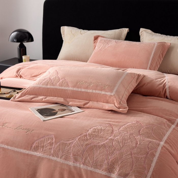 91家纺网 家纺一手货源 找家纺 榻尚家居 2024新款绣花加厚婴肤绒四件套--秋语 秋语  粉