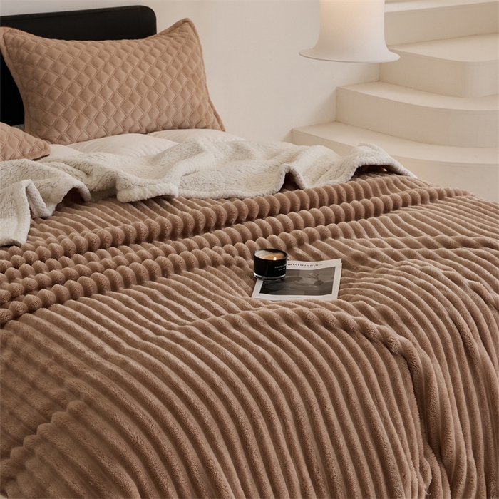 91家纺网 家纺一手货源 找家纺 金喜 2024新款立体抽条提花双面绒毯多用途毛毯办公室午睡毯家用毛毯被  驼色