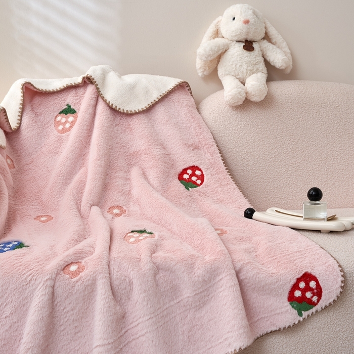 91家纺网 家纺一手货源 找家纺 黛舒家居 2024新款兔毛绒北极绒立体毛巾绣毛毯 草莓粉