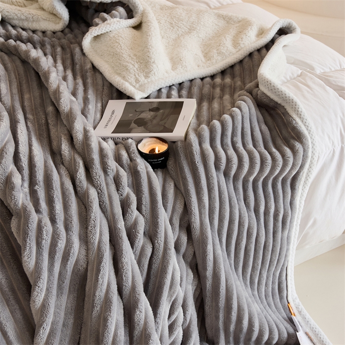 91家纺网 家纺一手货源 找家纺 金喜 2024新款立体抽条提花双面绒毯多用途毛毯办公室午睡毯家用毛毯被  太空灰