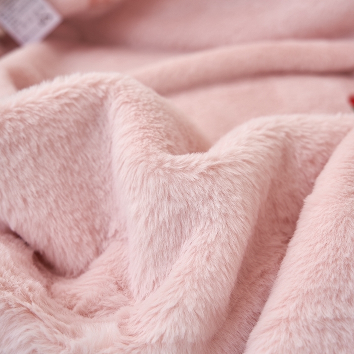 91家纺网 家纺一手货源 找家纺 黛舒家居 2024新款兔毛绒北极绒立体毛巾绣毛毯 草莓粉