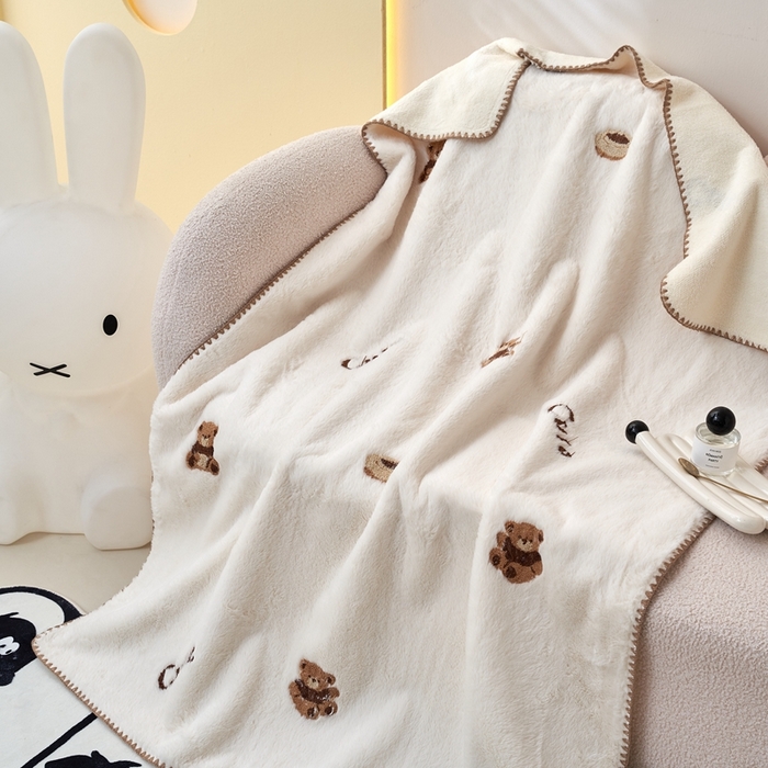 91家纺网 家纺一手货源 找家纺 黛舒家居 2024新款兔毛绒北极绒立体毛巾绣毛毯 小熊白