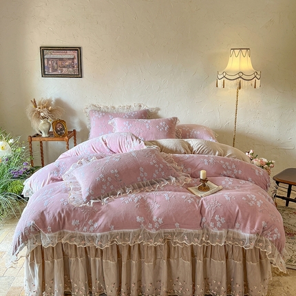 91家纺网 家纺一手货源 找家纺 网红馆（ck家纺） 2025新款雕花绒床裙四件套--花屿 花屿-豆藕粉