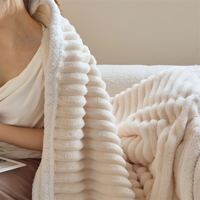 91家纺网 家纺一手货源 找家纺 金喜 2024新款立体抽条提花双面绒毯多用途毛毯办公室午睡毯家用毛毯被 乳酪白