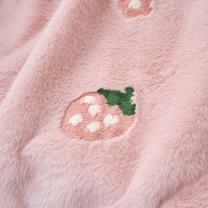 91家纺网 家纺一手货源 找家纺 黛舒家居 2024新款兔毛绒北极绒立体毛巾绣毛毯 草莓粉