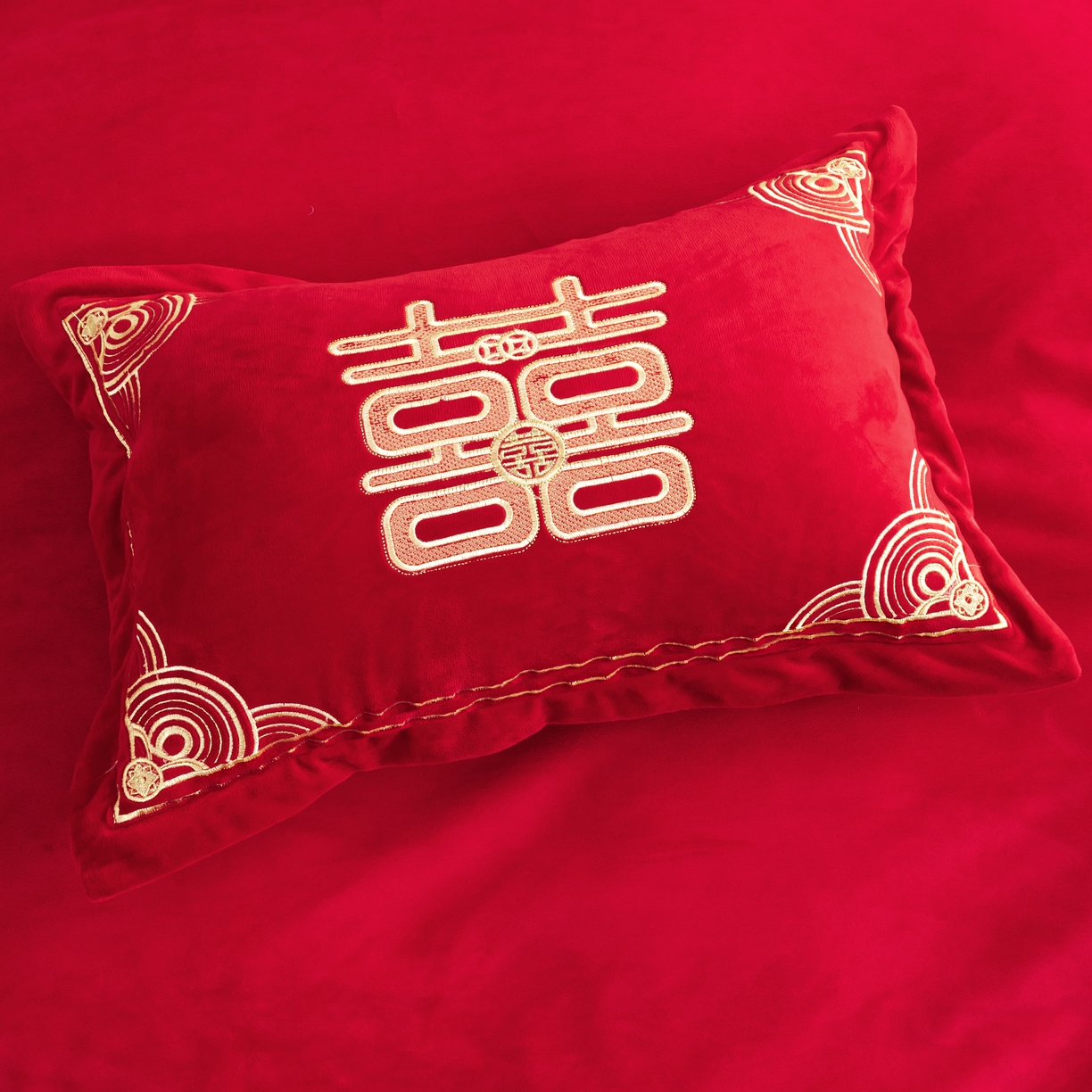 91家纺网 家纺一手货源 找家纺 2025年新款宝宝绒牛奶绒刺绣套件婚庆四件套 龙凤传奇