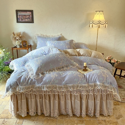 91家纺网 家纺一手货源 找家纺 （总）麒豆豆 2024新款高克重雕花绒牛奶绒四件套花边床裙款-花屿