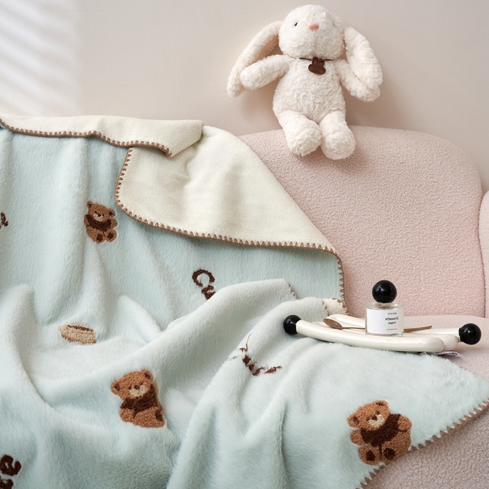 91家纺网 家纺一手货源 找家纺 黛舒家居 2024新款兔毛绒北极绒立体毛巾绣毛毯 小熊蓝