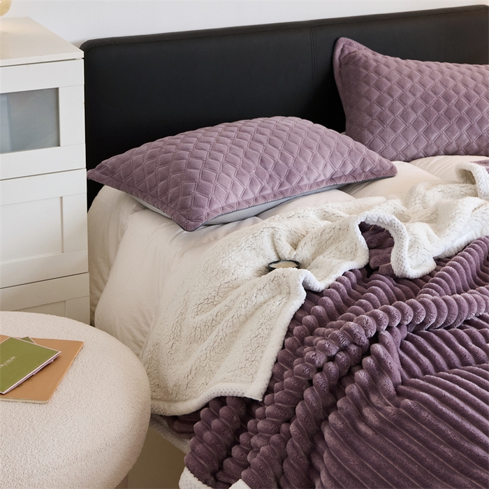 91家纺网 家纺一手货源 找家纺 金喜 2024新款立体抽条提花双面绒毯多用途毛毯办公室午睡毯家用毛毯被  萝兰深紫