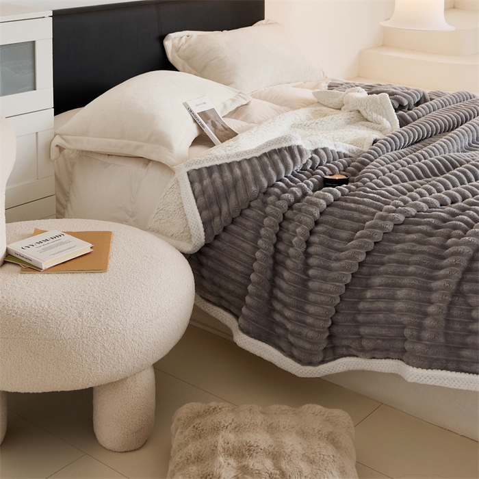 91家纺网 家纺一手货源 找家纺 金喜 2024新款立体抽条提花双面绒毯多用途毛毯办公室午睡毯家用毛毯被  太空灰