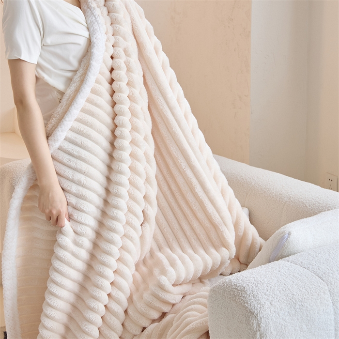 91家纺网 家纺一手货源 找家纺 金喜 2024新款立体抽条提花双面绒毯多用途毛毯办公室午睡毯家用毛毯被 乳酪白