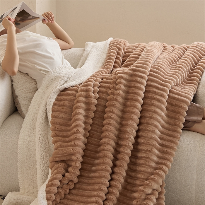 91家纺网 家纺一手货源 找家纺 金喜 2024新款立体抽条提花双面绒毯多用途毛毯办公室午睡毯家用毛毯被  驼色