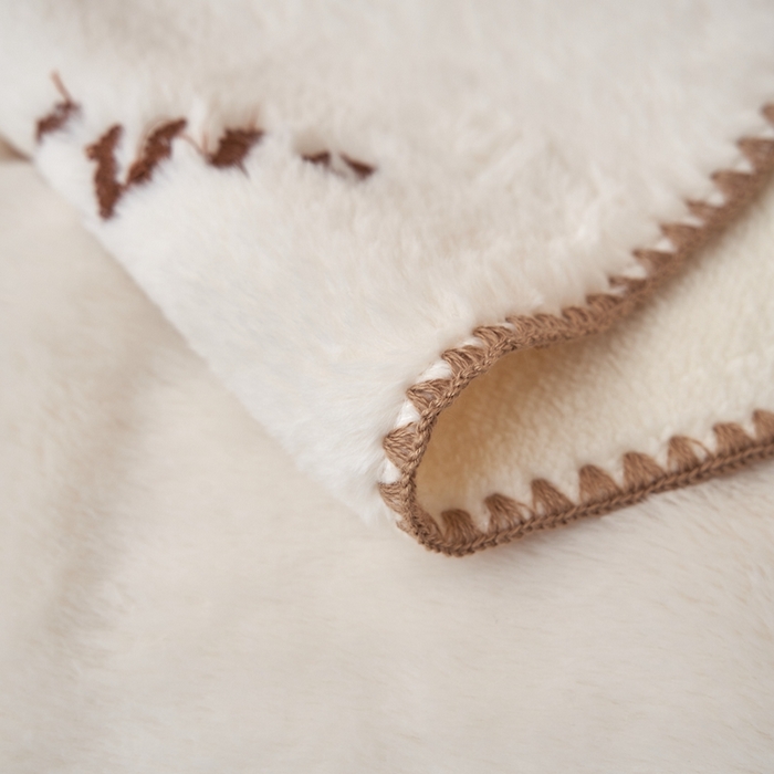 91家纺网 家纺一手货源 找家纺 黛舒家居 2024新款兔毛绒北极绒立体毛巾绣毛毯 小熊白