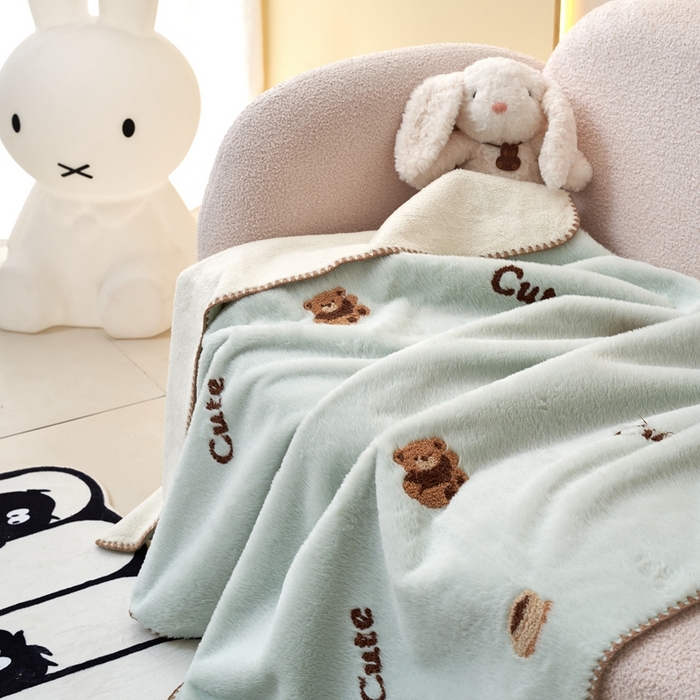 91家纺网 家纺一手货源 找家纺 黛舒家居 2024新款兔毛绒北极绒立体毛巾绣毛毯 小熊蓝