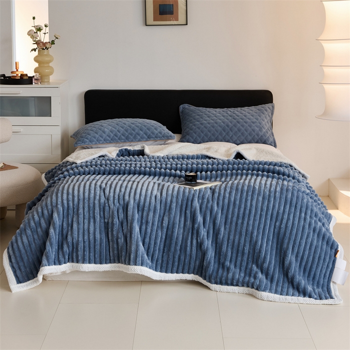 91家纺网 家纺一手货源 找家纺 金喜 2024新款立体抽条提花双面绒毯多用途毛毯办公室午睡毯家用毛毯被  雾霾蓝
