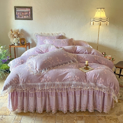 91家纺网 家纺一手货源 找家纺 （总）麒豆豆 2024新款高克重雕花绒牛奶绒四件套花边床裙款-花屿