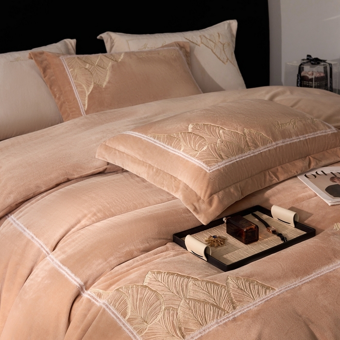 91家纺网 家纺一手货源 找家纺 榻尚家居 2024新款绣花加厚婴肤绒四件套--秋语 秋语 棕