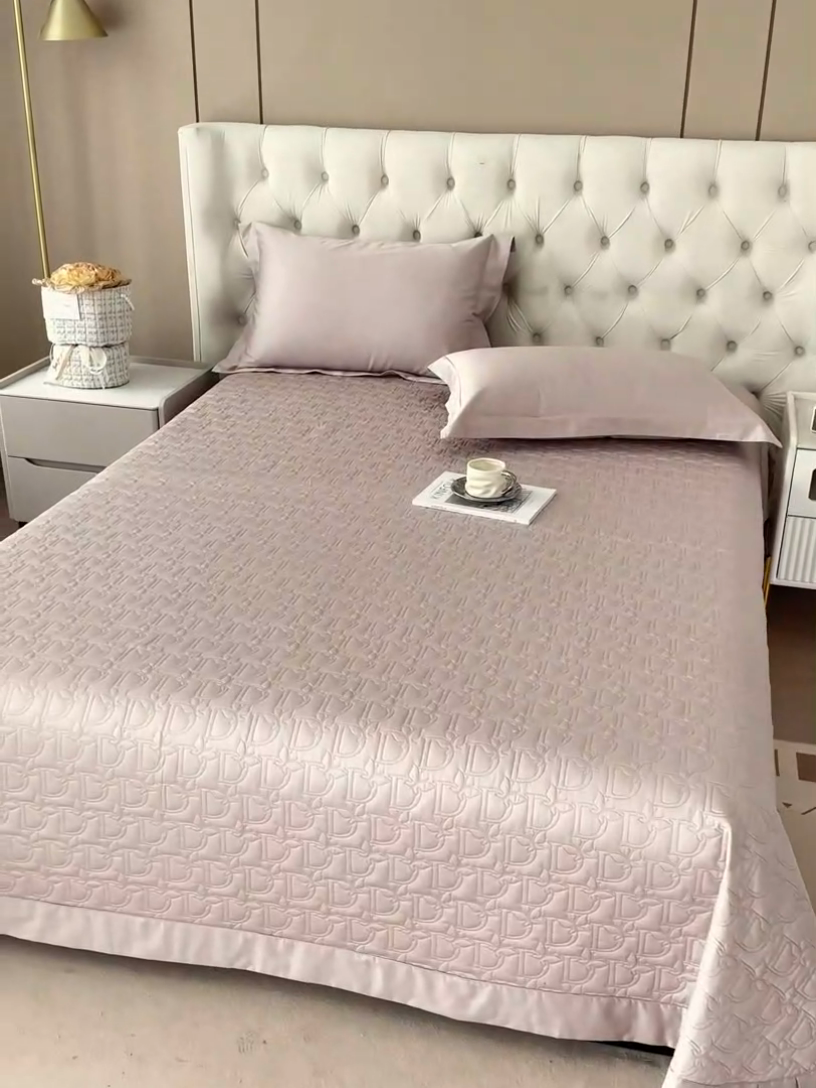 91家纺网 家纺一手货源 找家纺 金喜 2024新款100支全棉蚕丝床盖三件套D型绗缝系列 粉雅灰