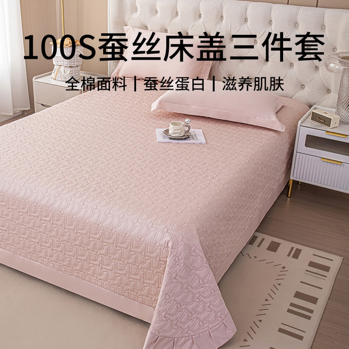 91家纺网 家纺一手货源 找家纺 金喜 2024新款100支全棉蚕丝床盖三件套D型绗缝系列 白桃粉