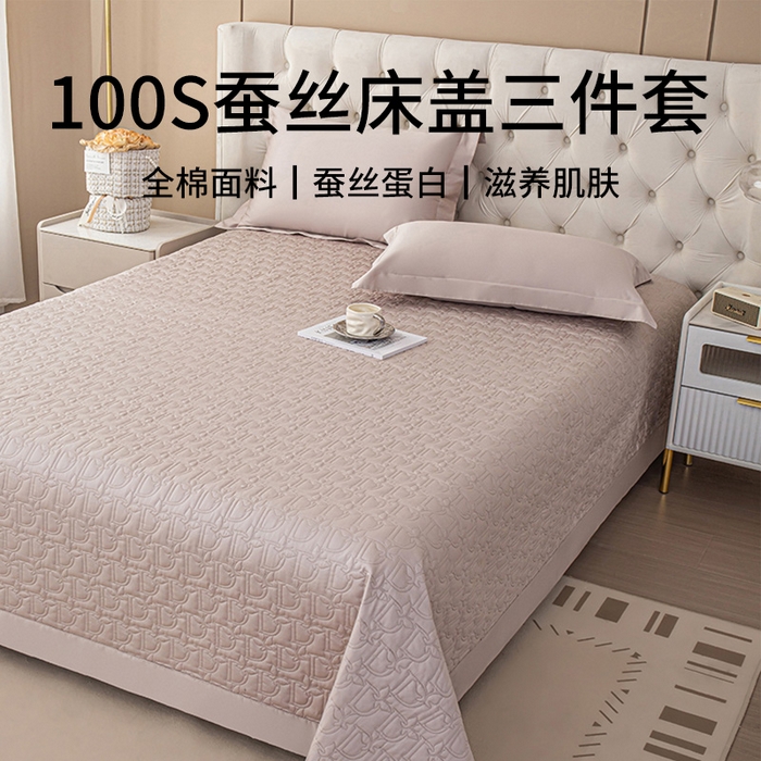 91家纺网 家纺一手货源 找家纺 金喜 2024新款100支全棉蚕丝床盖三件套D型绗缝系列 粉雅灰