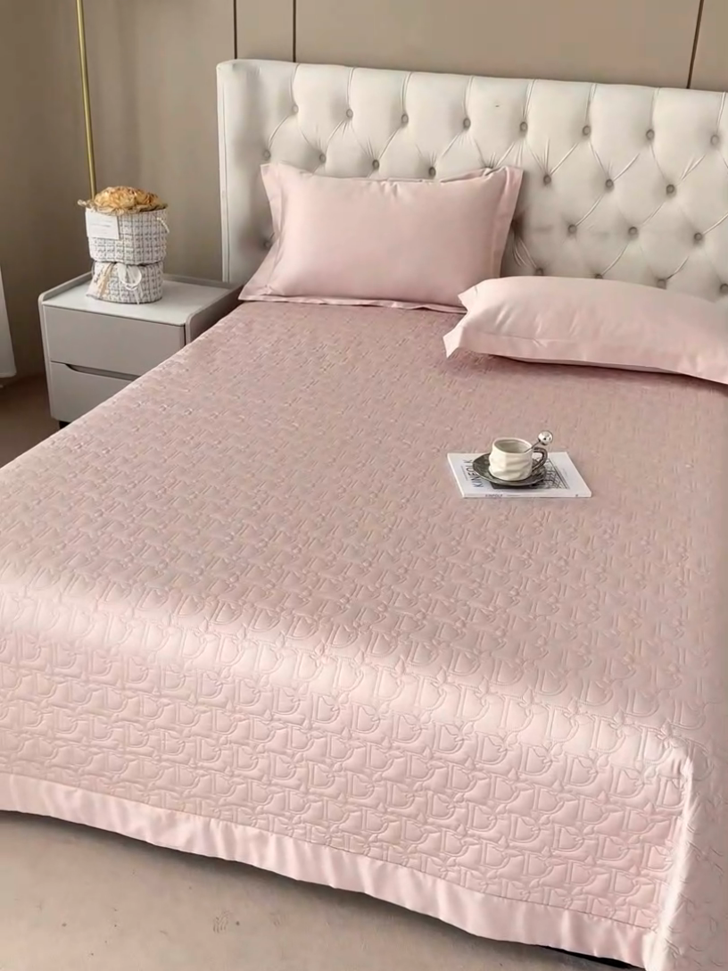 91家纺网 家纺一手货源 找家纺 金喜 2024新款100支全棉蚕丝床盖三件套D型绗缝系列 白桃粉